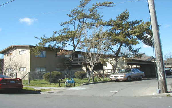 923 Delport Ave in Santa Rosa, CA - Foto de edificio - Building Photo