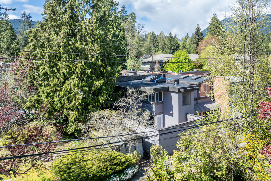 3704 Edgemont Blvd in North Vancouver, BC - Building Photo