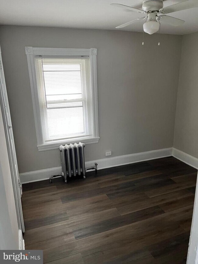 137 W 2nd Ave-Unit -2ND FL in Conshohocken, PA - Foto de edificio - Building Photo