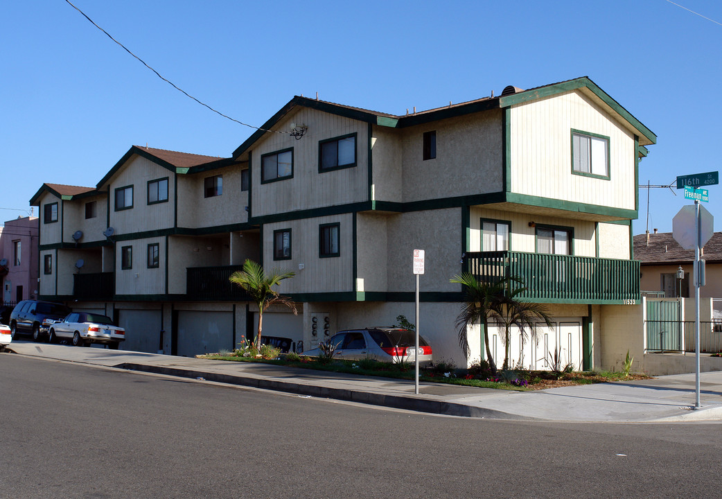 Freeman Apartments in Hawthorne, CA - Building Photo