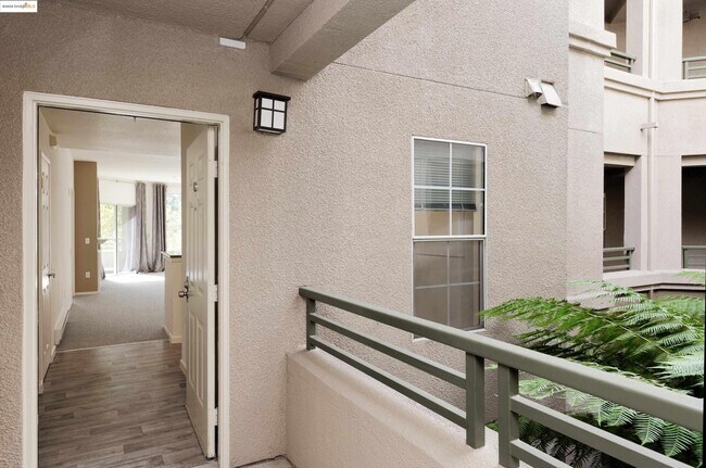 220 Caldecott Ln in Oakland, CA - Building Photo - Building Photo