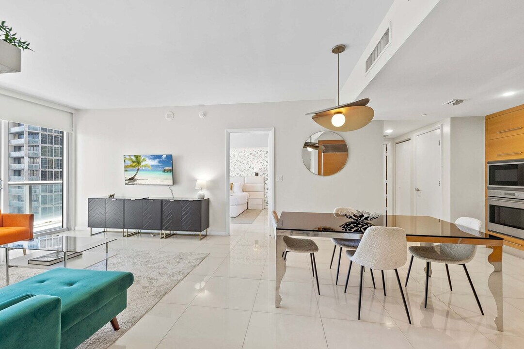 485 Brickell Ave in Miami, FL - Building Photo