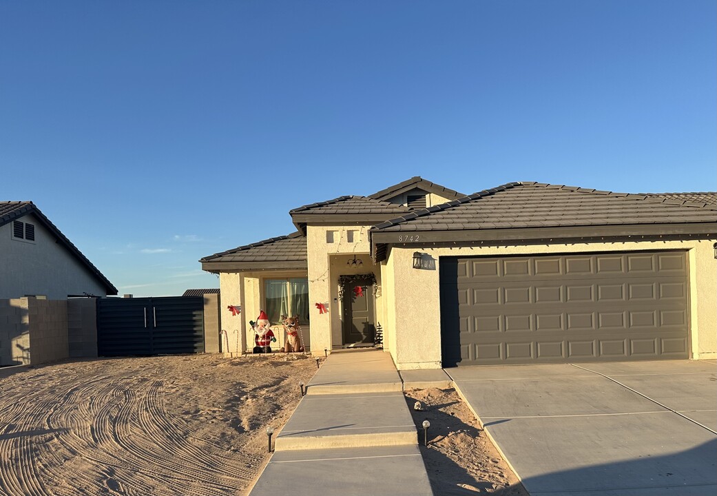 8742 E 40th Ln in Yuma, AZ - Building Photo