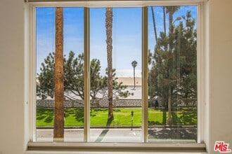 2203 Ocean Ave in Santa Monica, CA - Building Photo - Building Photo