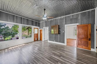 433 E Davilla St in Bartlett, TX - Building Photo - Building Photo