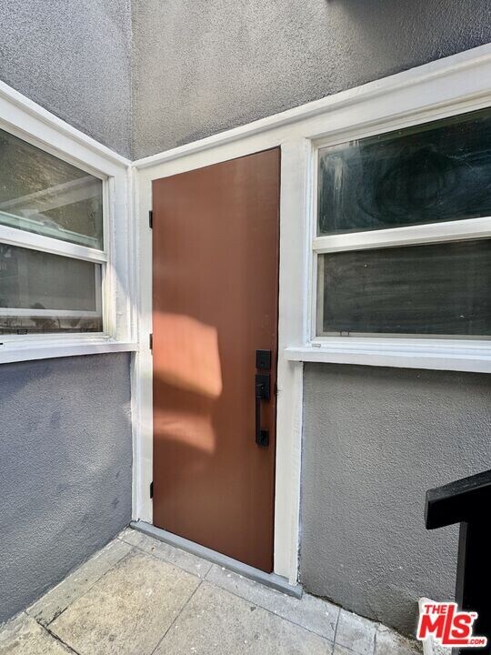 5520 Franklin Ave in Los Angeles, CA - Building Photo