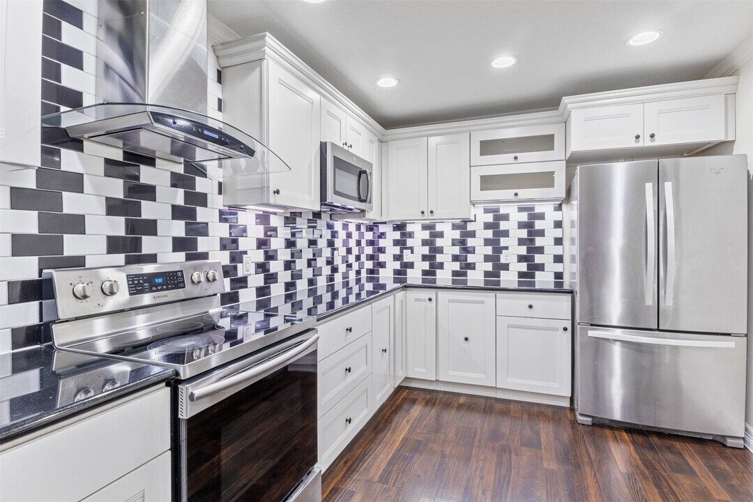 1918 Crestdale Dr in Houston, TX - Building Photo