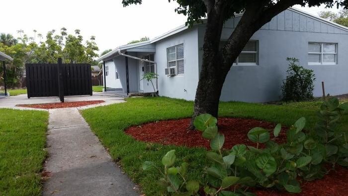 3721 Henry Ave in West Palm Beach, FL - Building Photo