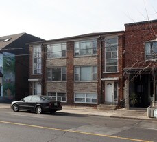 240-242 Jane St in Toronto, ON - Building Photo