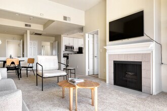 1561 S Barrington Ave in Los Angeles, CA - Foto de edificio - Building Photo