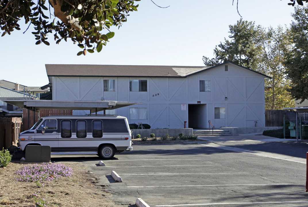 15th Street in Escondido, CA - Foto de edificio