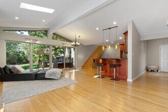 244 N Jackson Rd in Clarendon Hills, IL - Building Photo - Building Photo