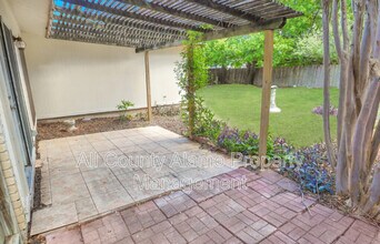 7558 Ledgebrook Dr in San Antonio, TX - Building Photo - Building Photo