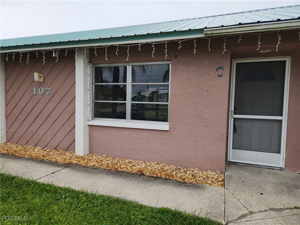 107 SE 16th Pl in Cape Coral, FL - Building Photo