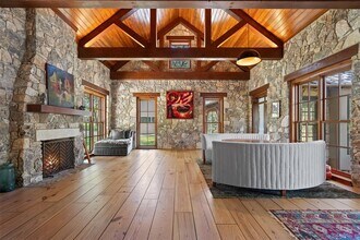 900 Lost Canyon Dr in West Lake Hills, TX - Building Photo - Building Photo