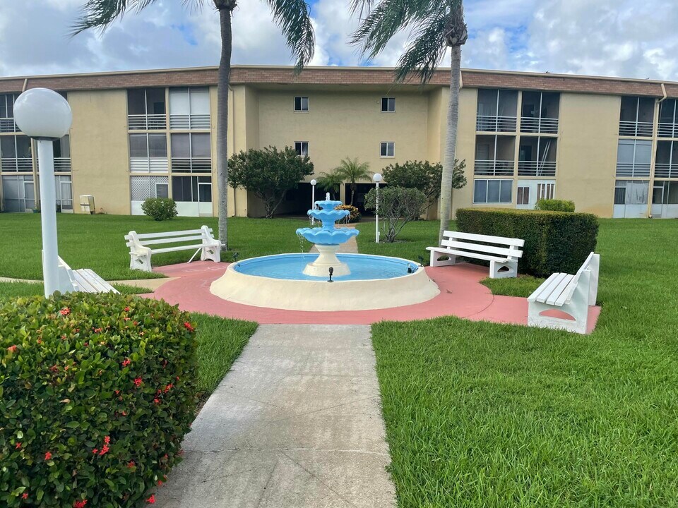 555 Purdy Ln in Palm Springs, FL - Foto de edificio