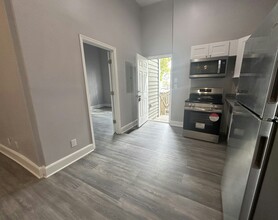 313 E Henry St in Savannah, GA - Building Photo - Building Photo