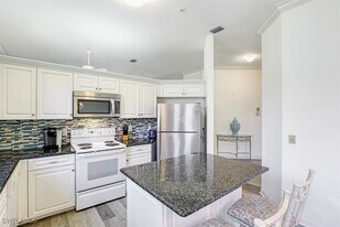 600 Lambiance Cir in Naples, FL - Building Photo