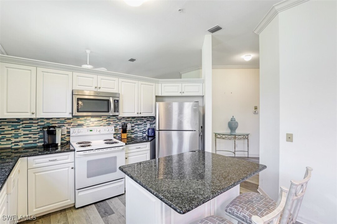 600 Lambiance Cir in Naples, FL - Foto de edificio