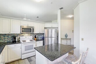600 L'Ambiance Cir in Naples, FL - Building Photo - Building Photo