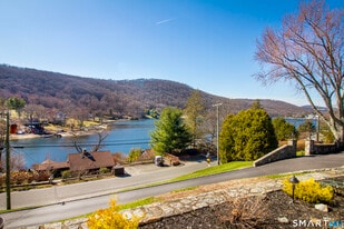 14 Lake Dr N in New Fairfield, CT - Building Photo