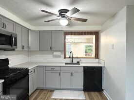 31 Stoneshire Dr in Glassboro, NJ - Building Photo