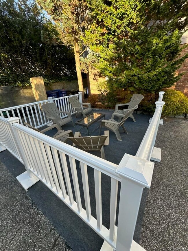 76 Bayview Ave in Northport, NY - Building Photo - Building Photo