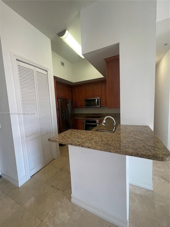 1805 Ponce de Leon Blvd, Unit 633 in Coral Gables, FL - Building Photo - Building Photo