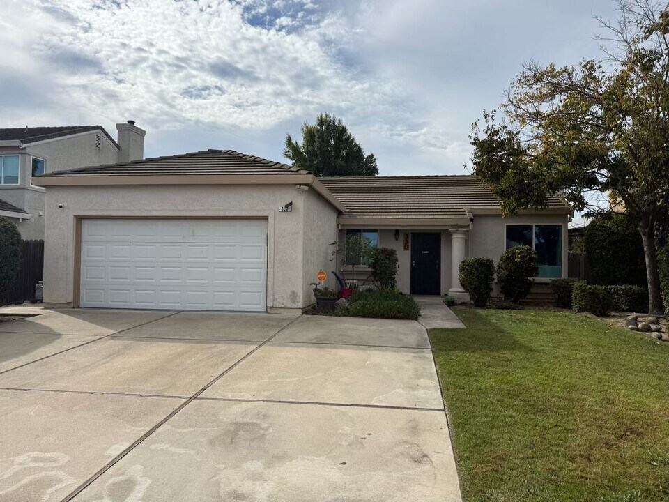 330 Lakespring Pl in Oakley, CA - Foto de edificio