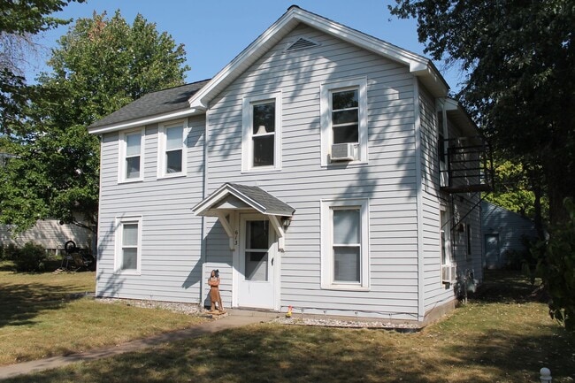 613 N Dewey St in Eau Claire, WI - Building Photo - Building Photo