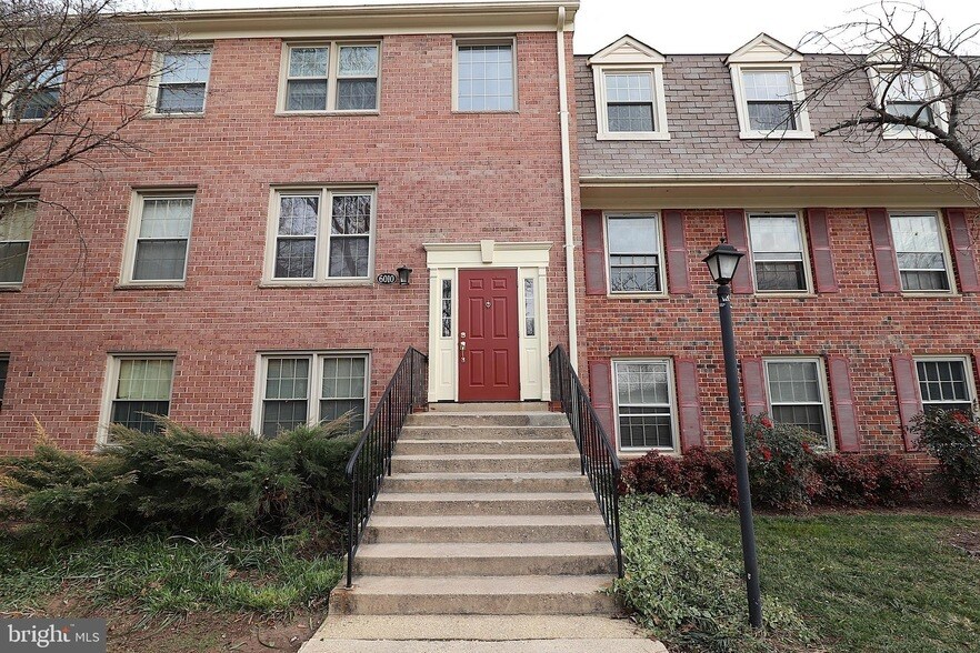 6010 Westchester Park Dr in College Park, MD - Foto de edificio