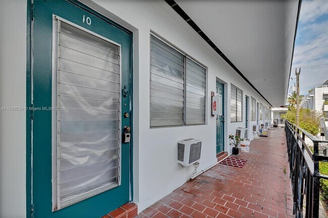 934 Meridian Ave in Miami Beach, FL - Building Photo - Building Photo