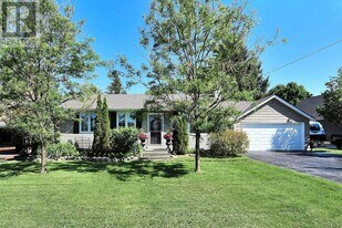 62 May Ave in East Gwillimbury, ON - Building Photo