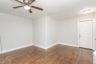 6949 S Paxton Ave in Chicago, IL - Building Photo - Building Photo