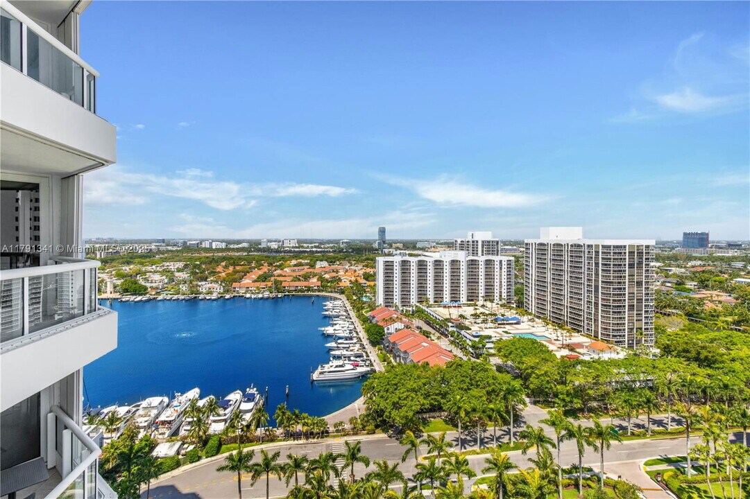21055 Yacht Club Dr in Aventura, FL - Building Photo