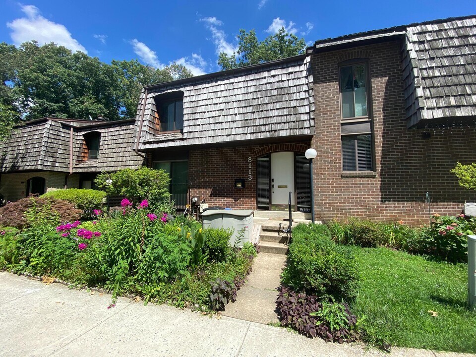 8113 Inverness Ridge Rd in Potomac, MD - Foto de edificio
