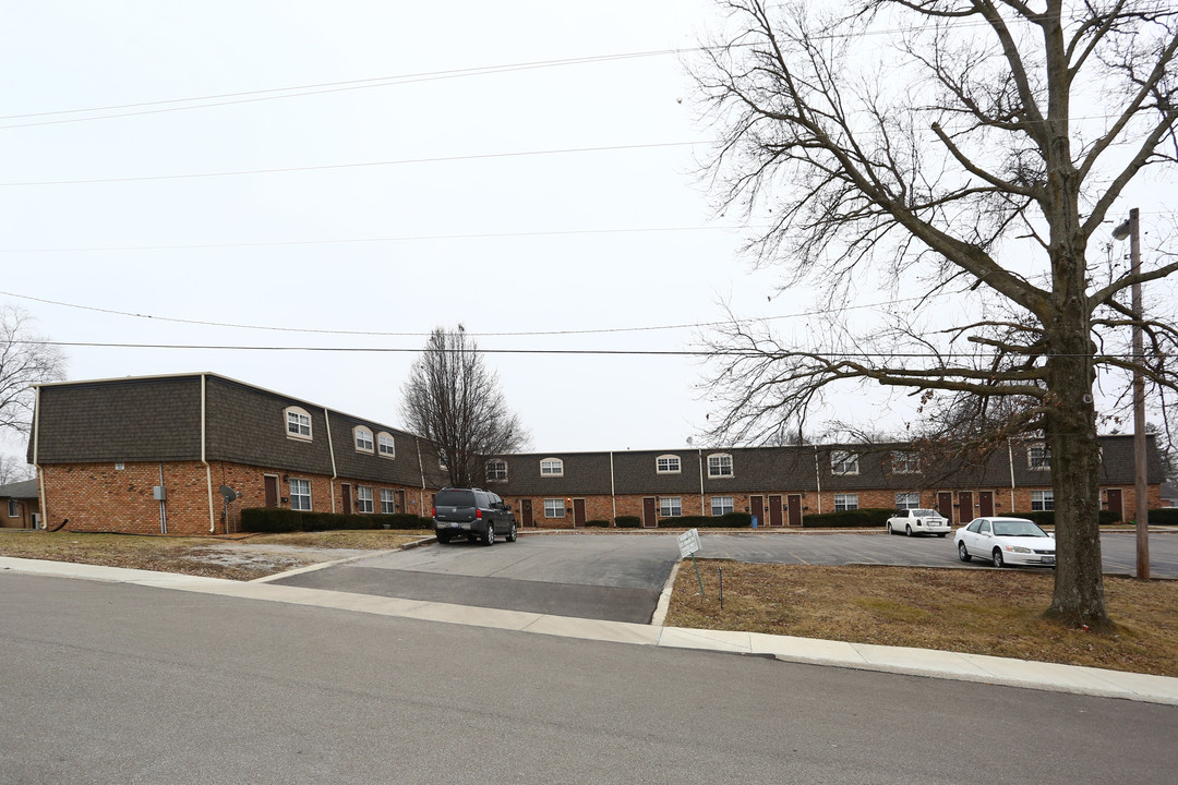 675 Camelot Dr in Collinsville, IL - Foto de edificio