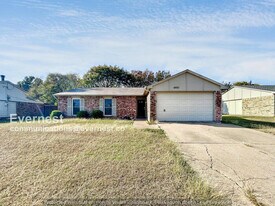 6421 Wakefield Rd in North Richland Hills, TX - Building Photo