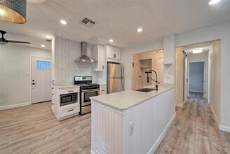 6811 Miranda Dr in Austin, TX - Foto de edificio - Building Photo