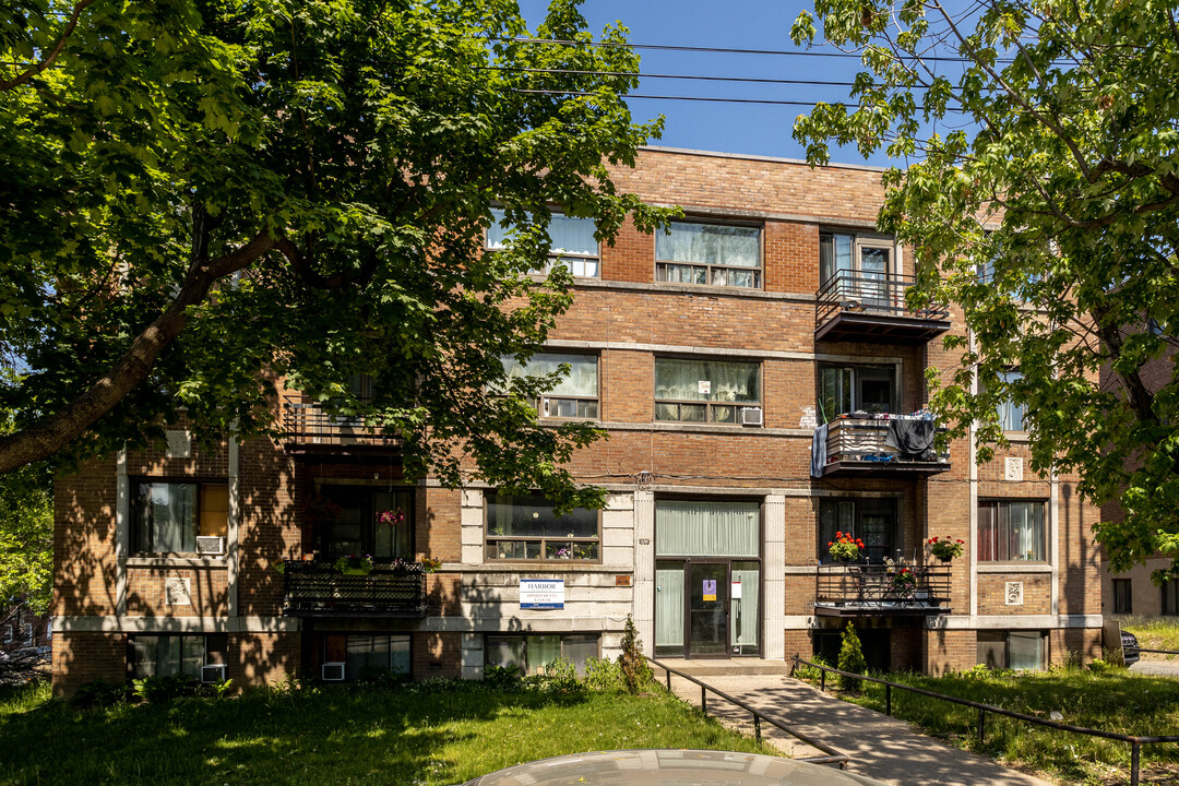 3825 Dupuis in Montréal, QC - Building Photo