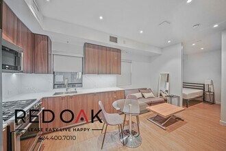 11649 Mayfield Ave in Los Angeles, CA - Building Photo - Building Photo