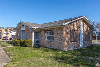 520 Laredo St in Navasota, TX - Building Photo - Building Photo