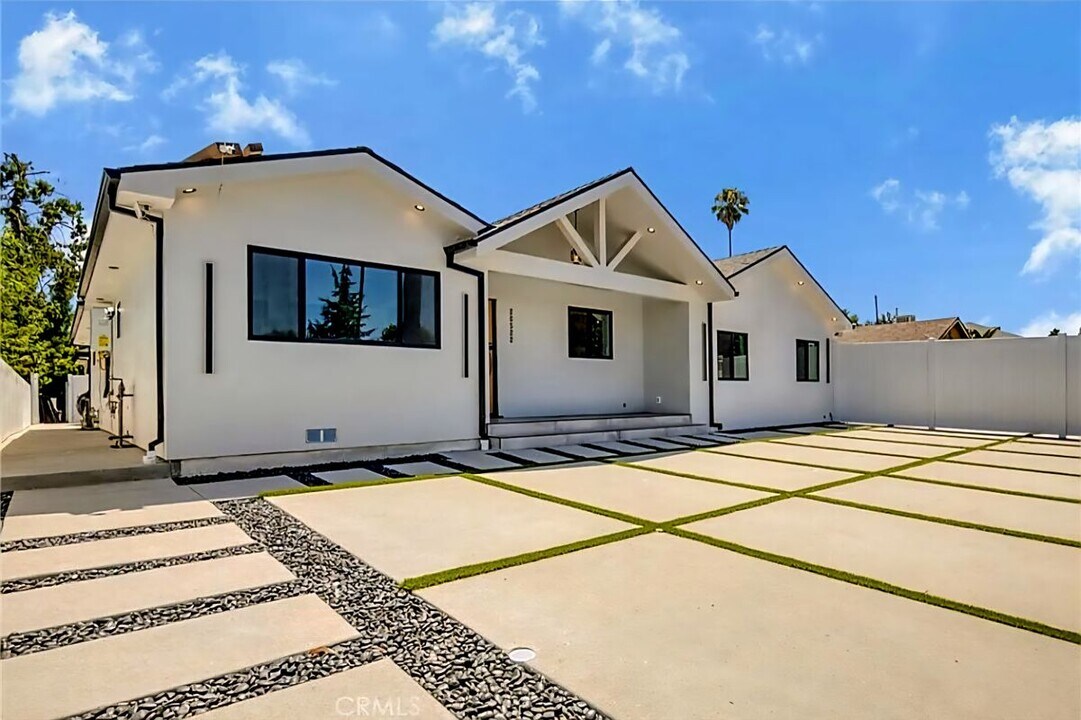 20522 Sherman Way in Los Angeles, CA - Foto de edificio