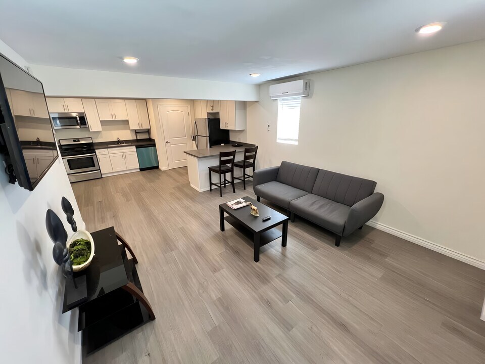 6471 Zelzah Ave, Unit 1 in Reseda, CA - Building Photo