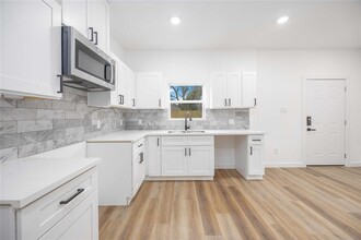 5705 Senior St in Houston, TX - Foto de edificio - Building Photo
