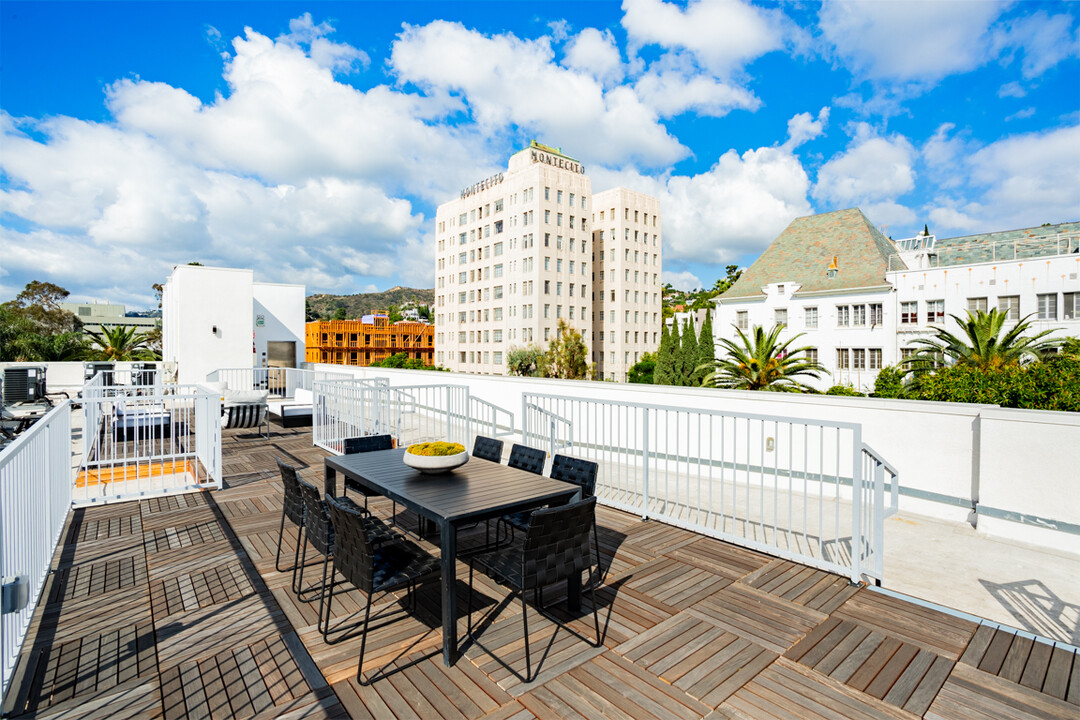 The Hollywood Manor in Los Angeles, CA - Building Photo