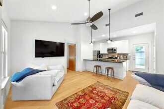 1217 Holly St in Austin, TX - Foto de edificio - Building Photo