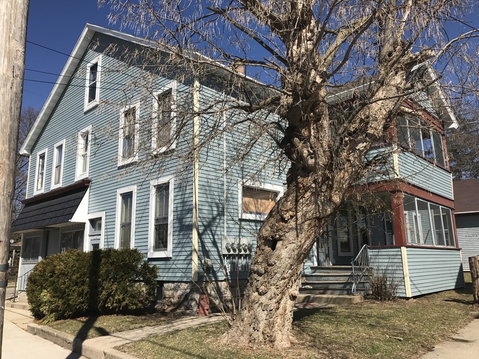 320 Rosalia St in Oshkosh, WI - Foto de edificio