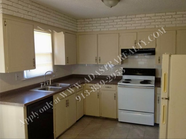 913 Kent Dr in Belton, MO - Building Photo - Building Photo