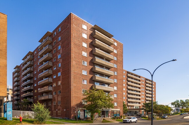Place Cavendish Apartments in Montréal, QC - Building Photo - Building Photo